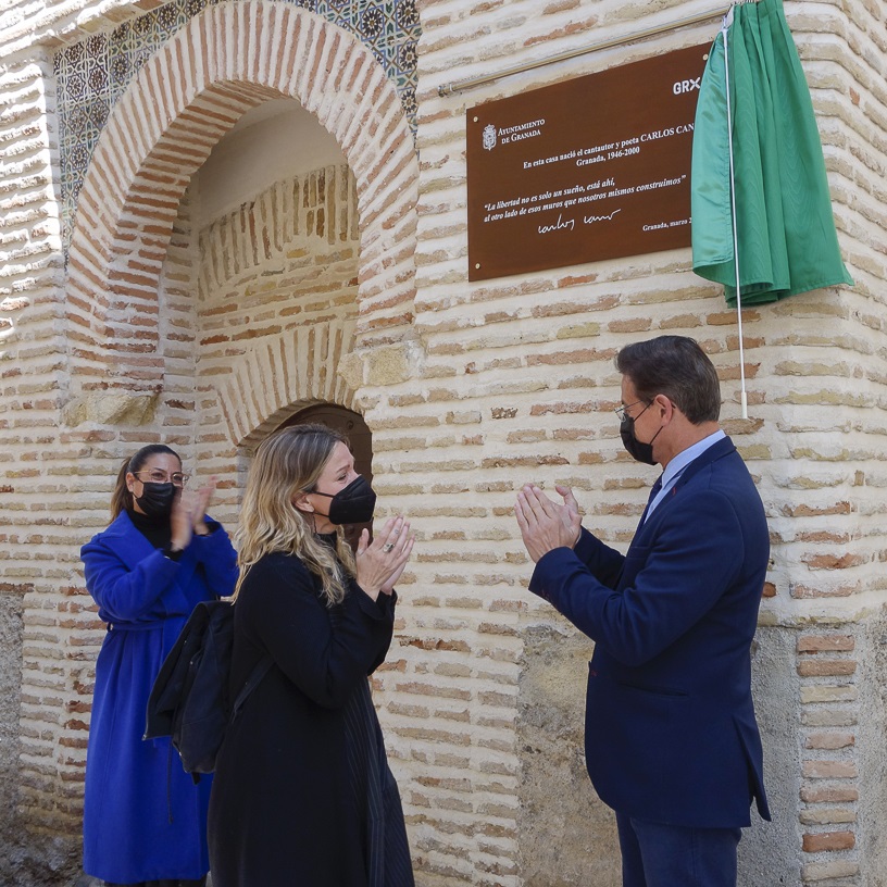 ©Ayto.Granada: GRANADA RINDE UN HOMENAJE A CARLOS CANO CON LA INSTALACIN DE UNA PLACA  EN SU CASA NATAL DEL REALEJO